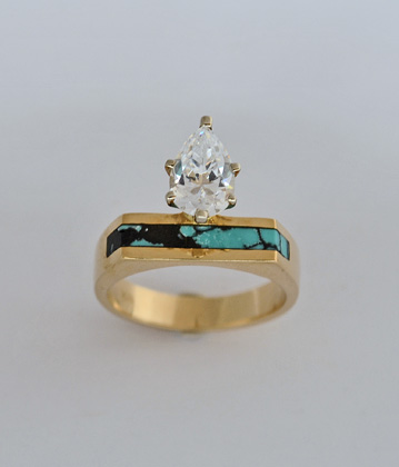 Gold Engagment ring with Pear Shape Diamond